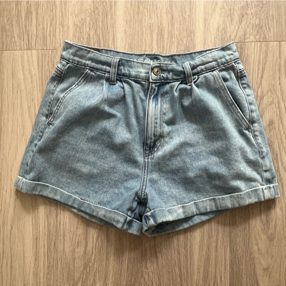 American Eagle Mom Shorts Size 6 Light Wash High Rise Cuffed Denim Jean Shorts